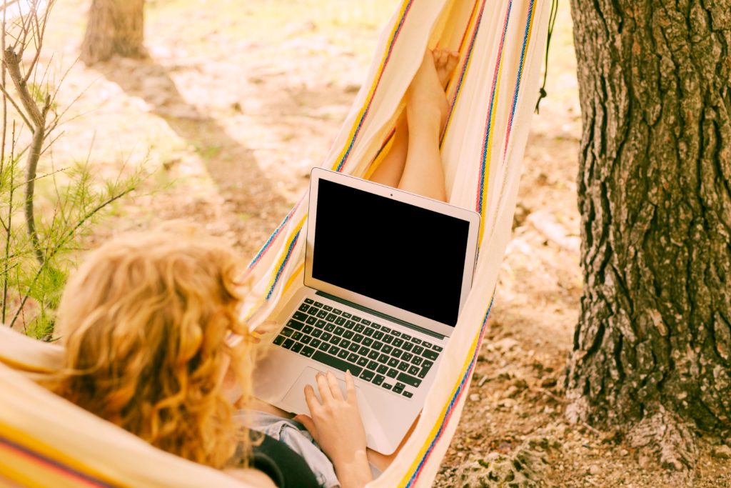 Desconectar de las pantallas y conectar con la naturaleza mejora el bienestar personal